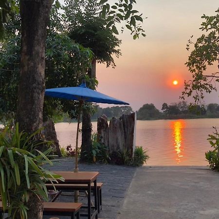 Ruen Thai Ban Rim Nam Kamphaeng Phet Luaran gambar