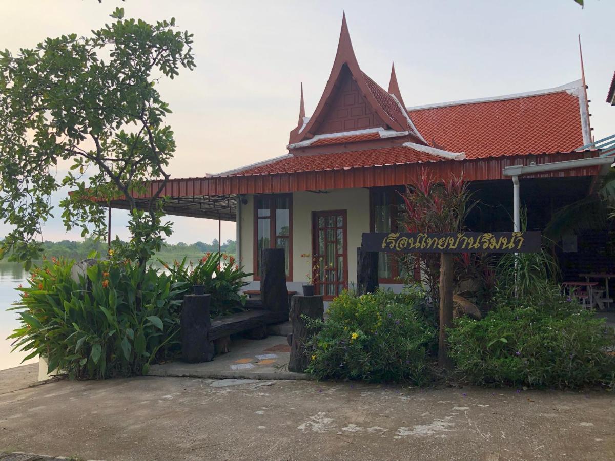 Ruen Thai Ban Rim Nam Kamphaeng Phet Luaran gambar