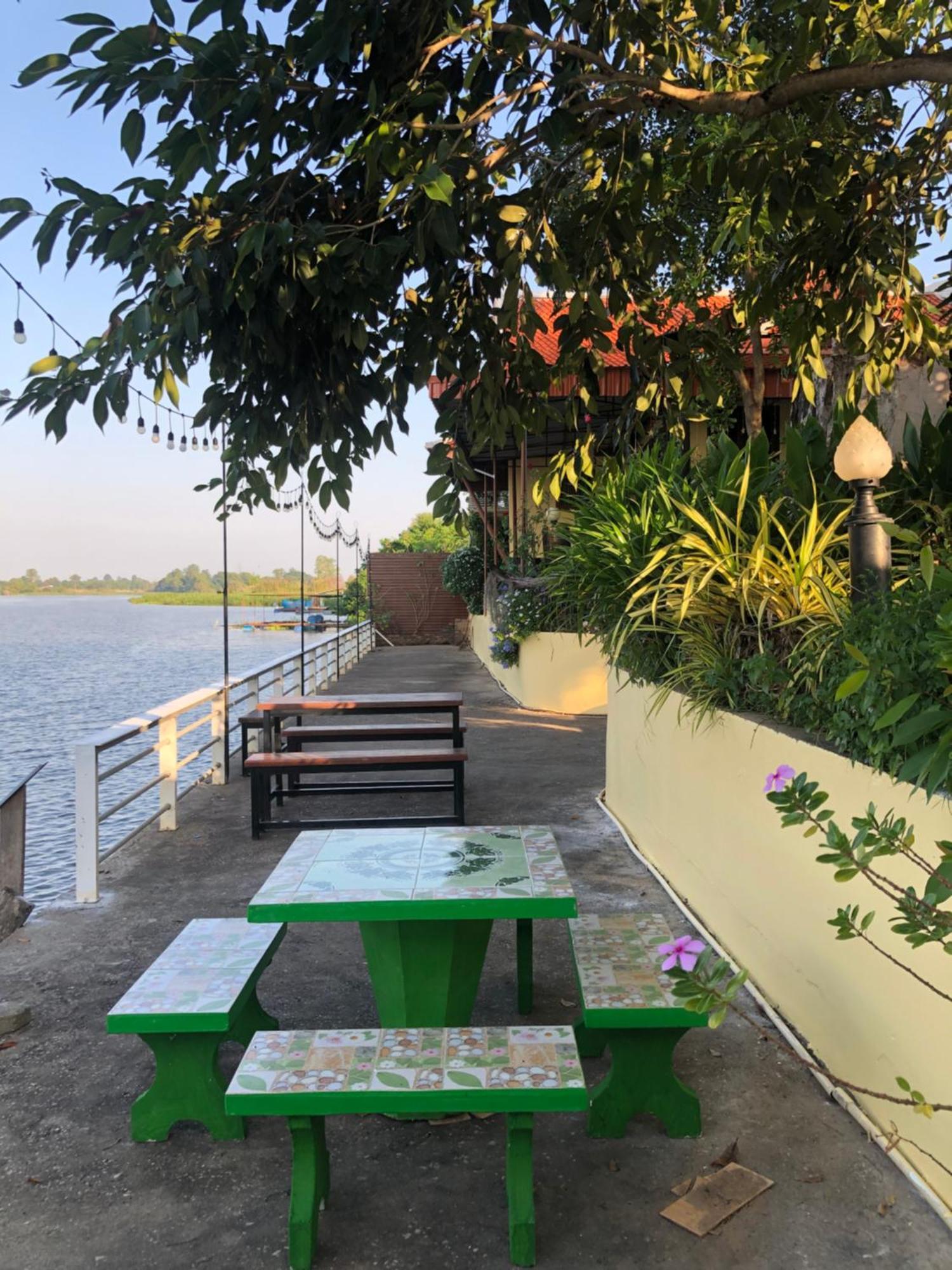 Ruen Thai Ban Rim Nam Kamphaeng Phet Luaran gambar