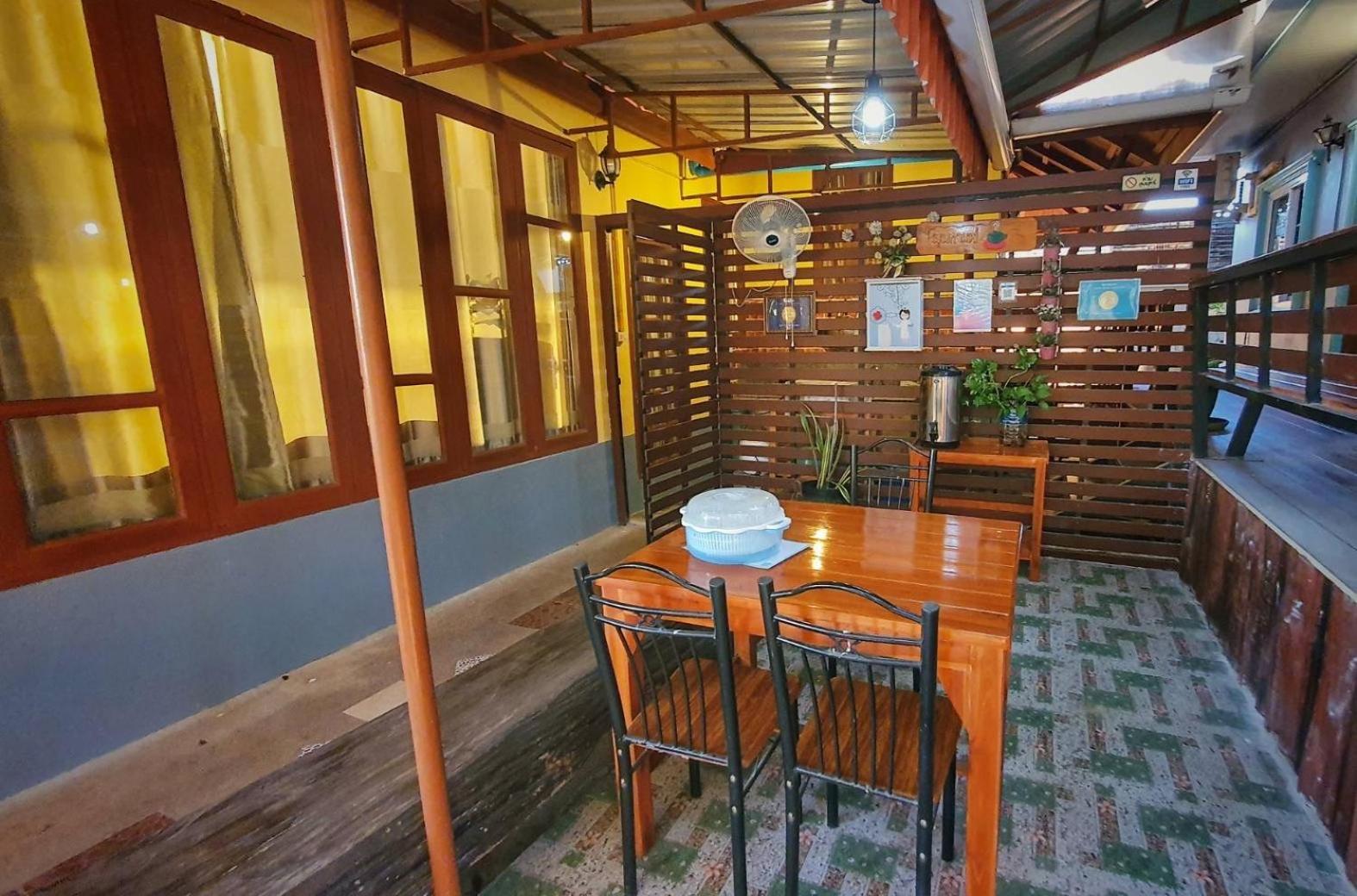 Ruen Thai Ban Rim Nam Kamphaeng Phet Luaran gambar