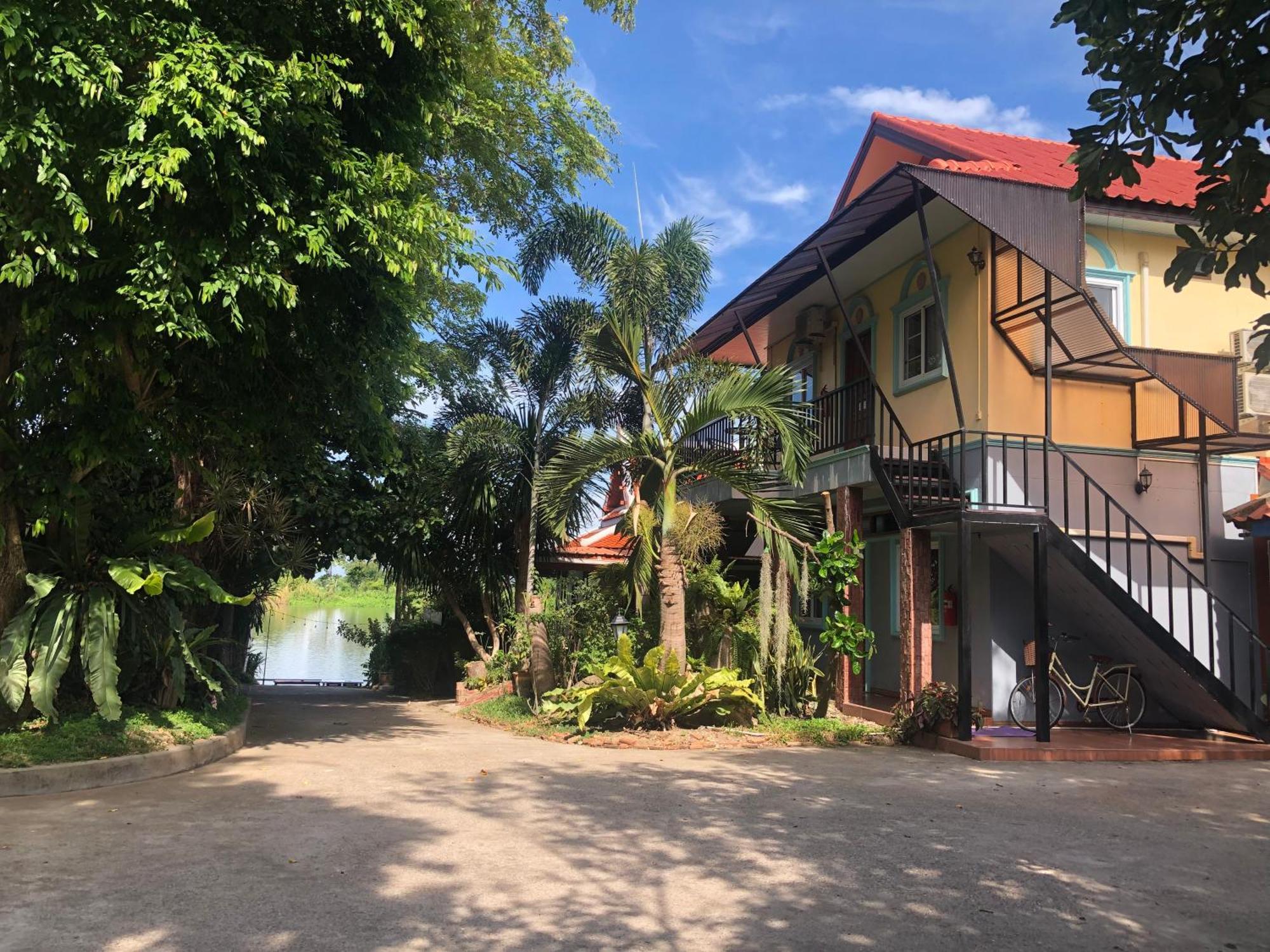 Ruen Thai Ban Rim Nam Kamphaeng Phet Luaran gambar