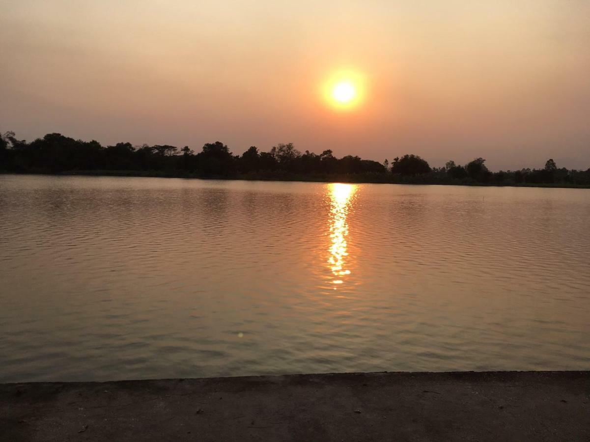 Ruen Thai Ban Rim Nam Kamphaeng Phet Luaran gambar