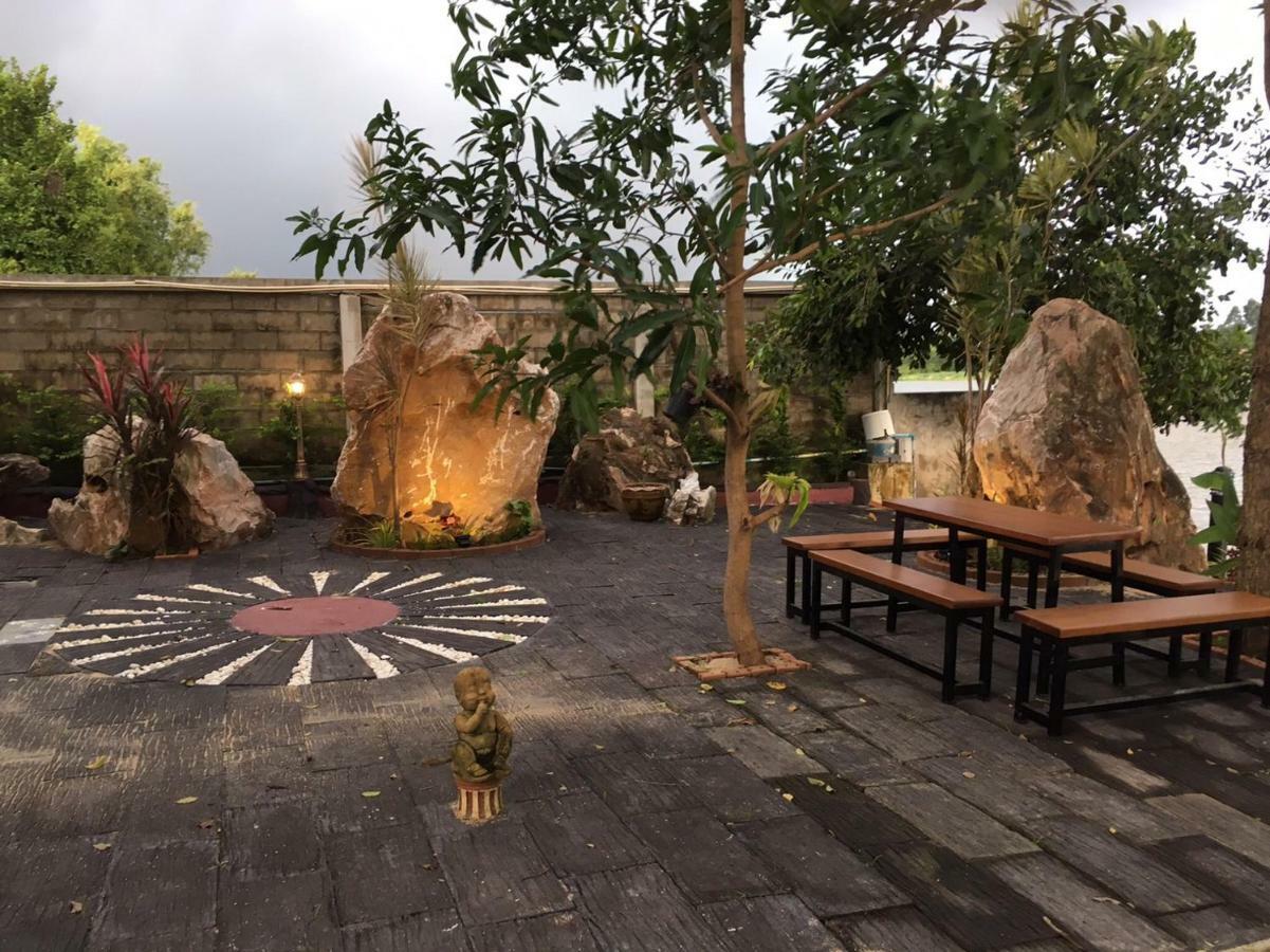 Ruen Thai Ban Rim Nam Kamphaeng Phet Luaran gambar