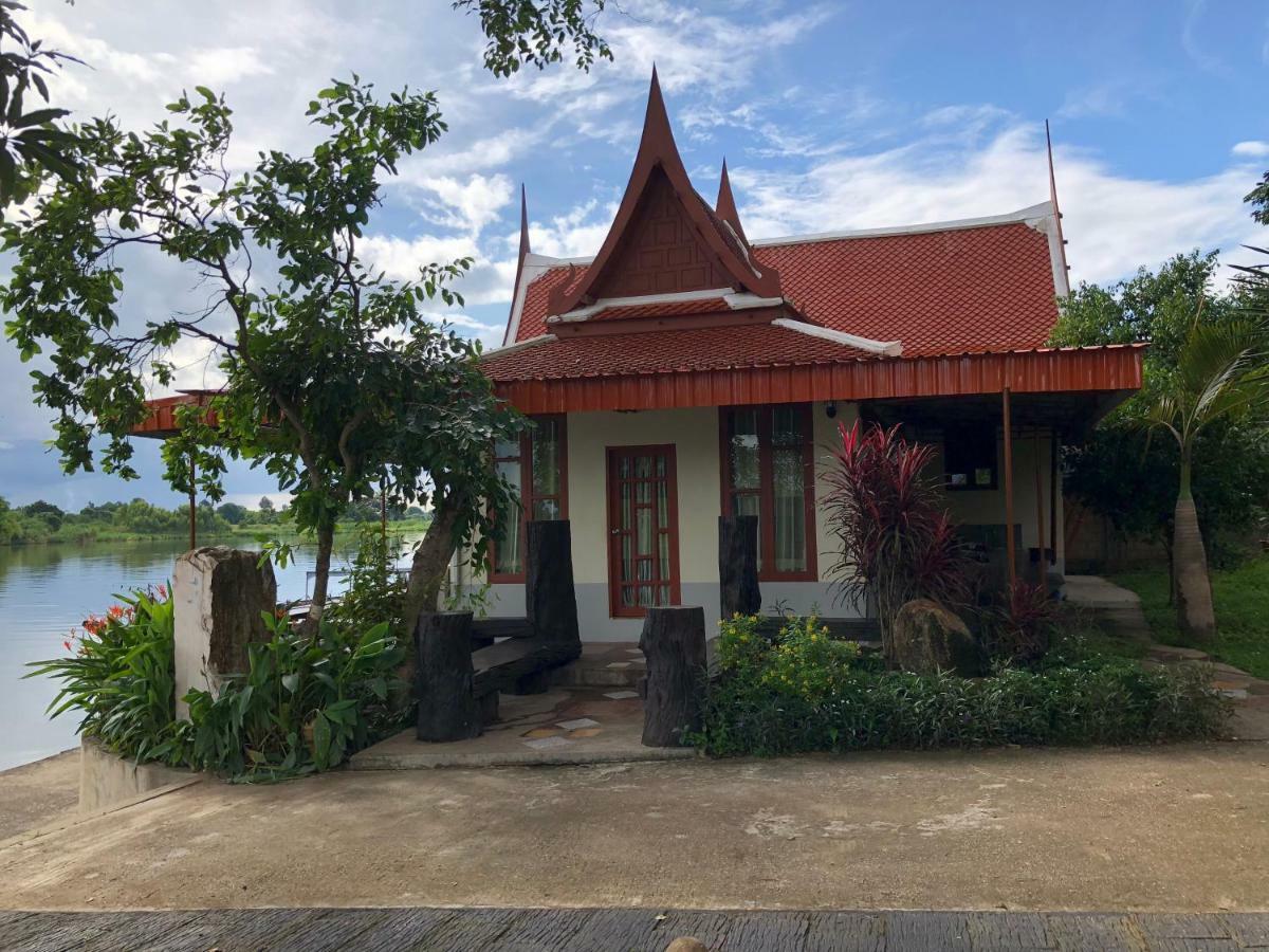Ruen Thai Ban Rim Nam Kamphaeng Phet Luaran gambar