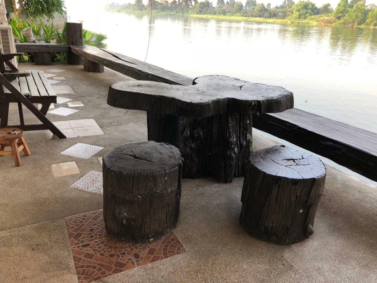 Ruen Thai Ban Rim Nam Kamphaeng Phet Luaran gambar