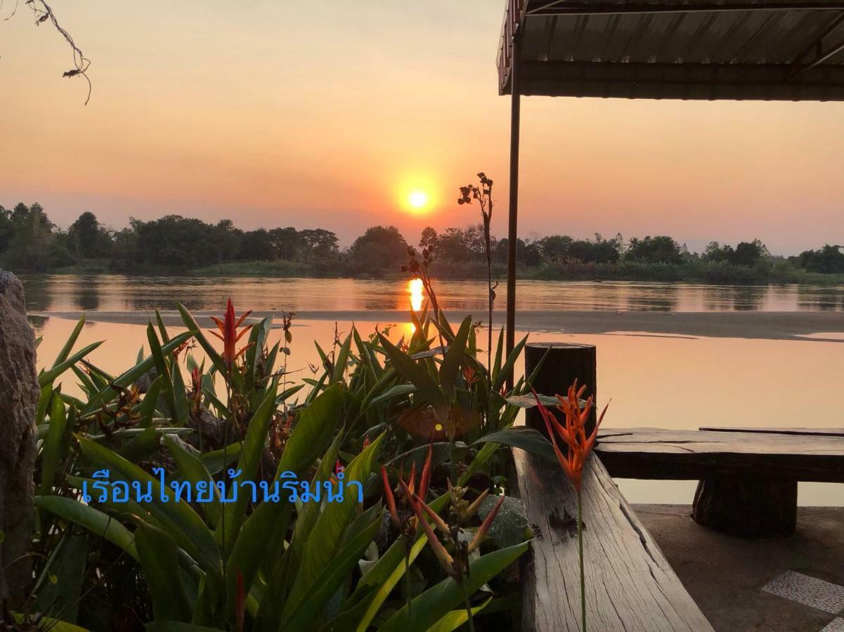 Ruen Thai Ban Rim Nam Kamphaeng Phet Luaran gambar