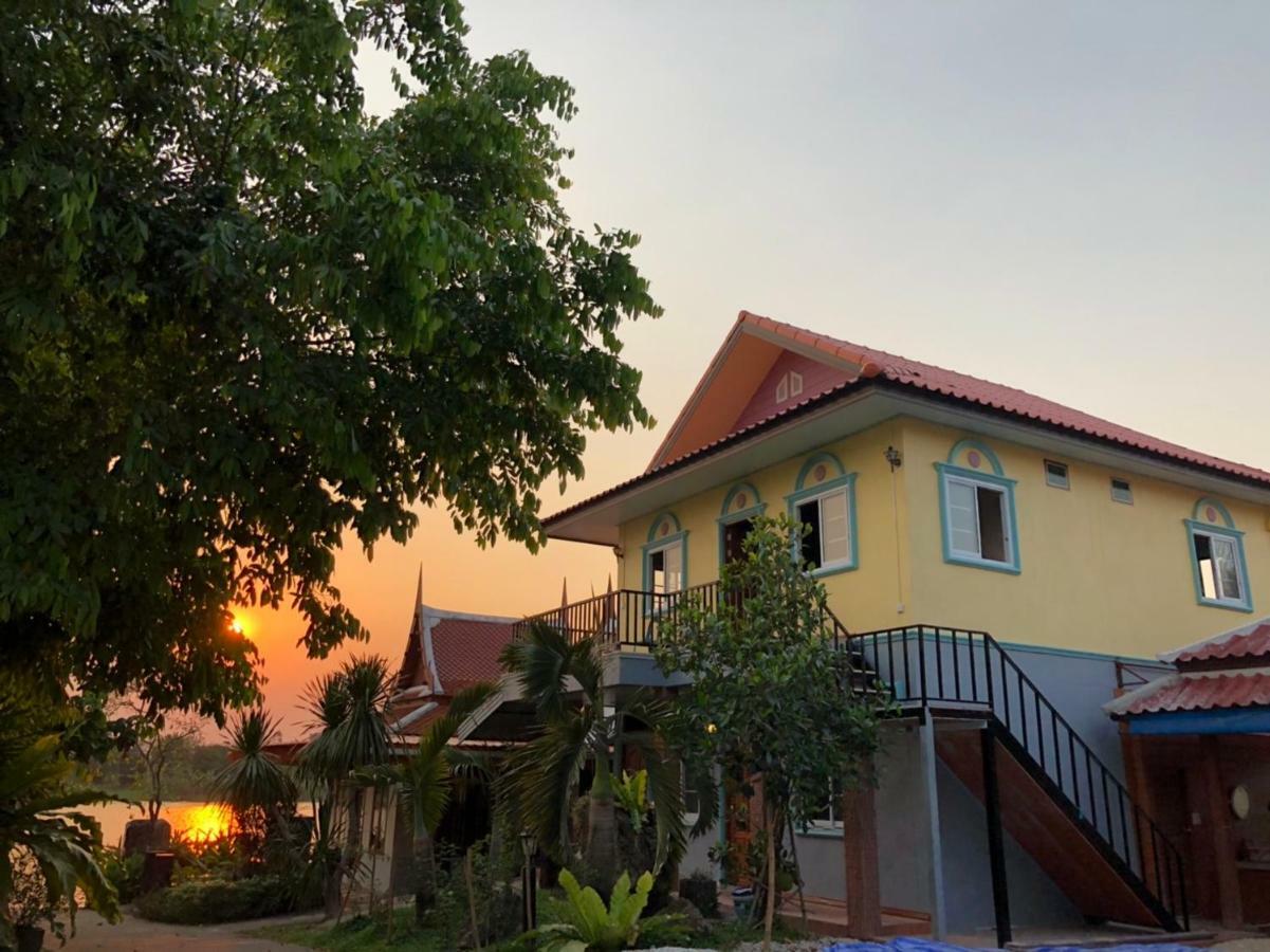 Ruen Thai Ban Rim Nam Kamphaeng Phet Luaran gambar