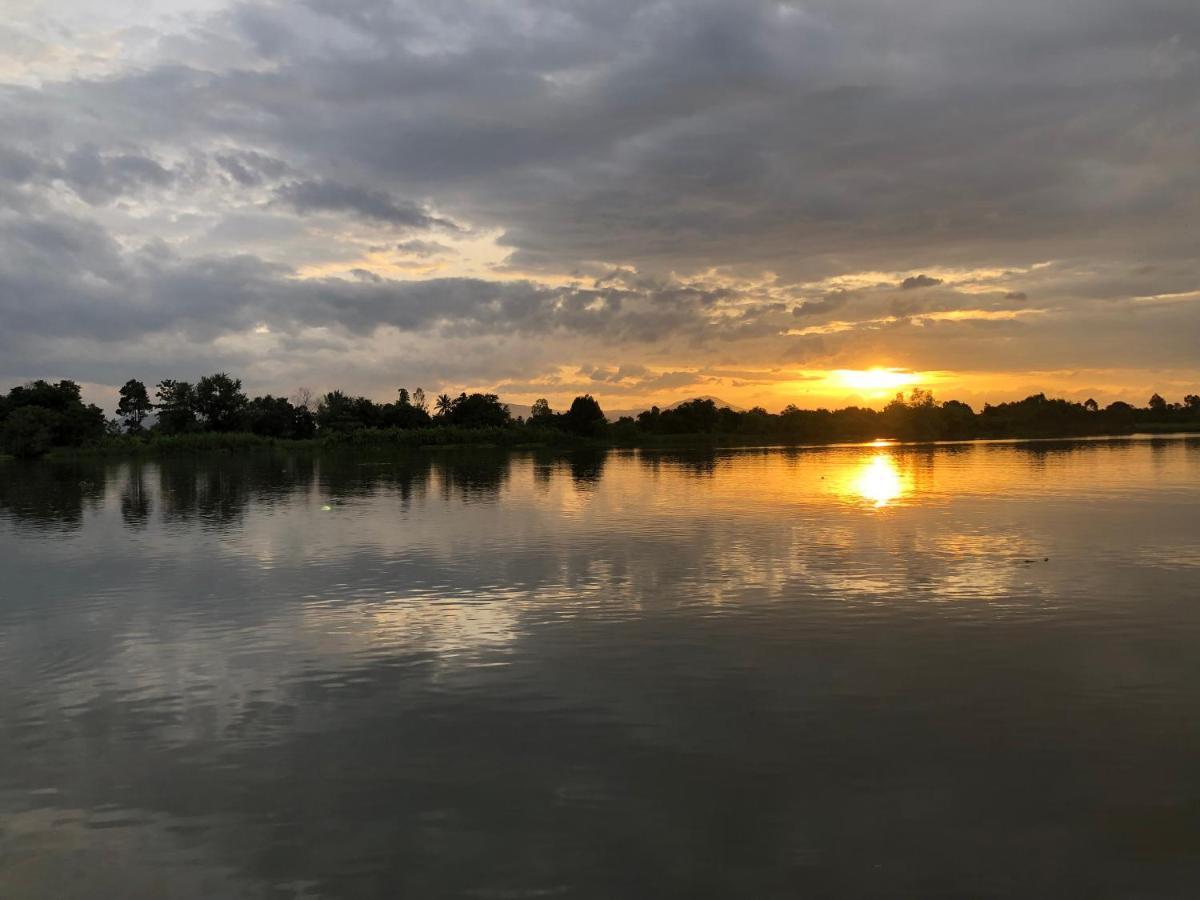 Ruen Thai Ban Rim Nam Kamphaeng Phet Luaran gambar