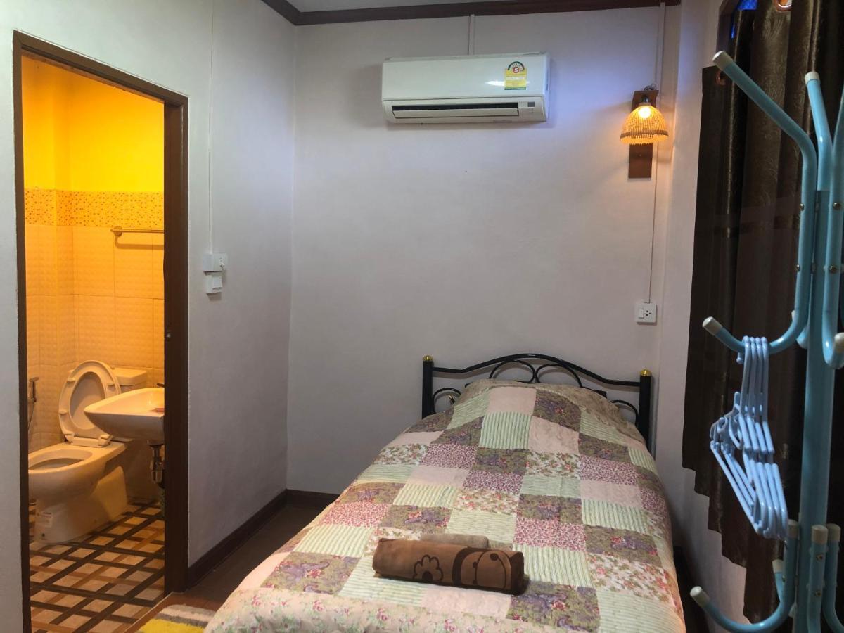 Ruen Thai Ban Rim Nam Kamphaeng Phet Luaran gambar